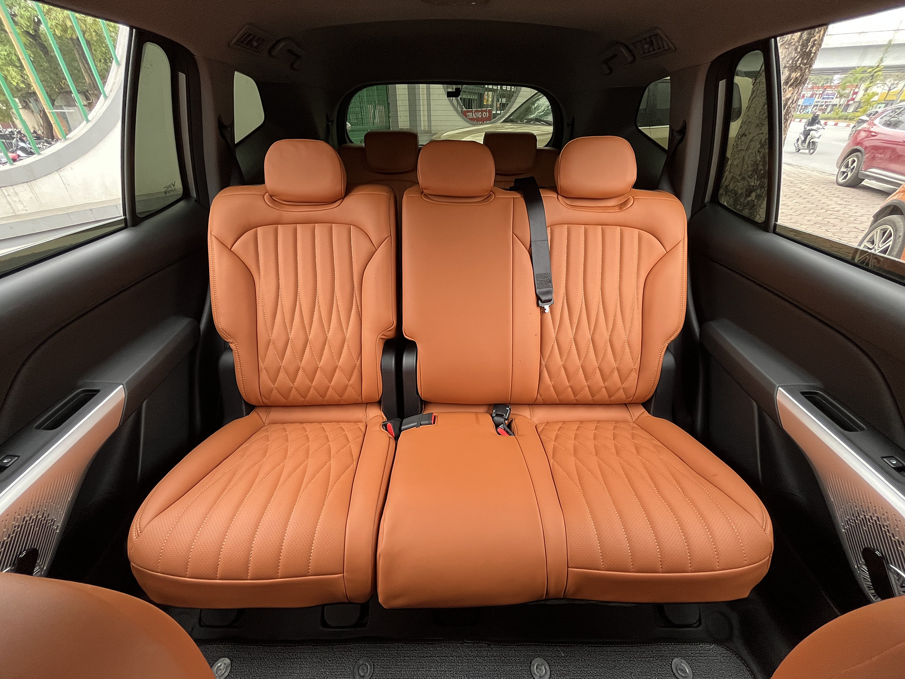 Hàng ghế sau bọc da bò Ý màu cam Cognac chần kim cương tại showroom