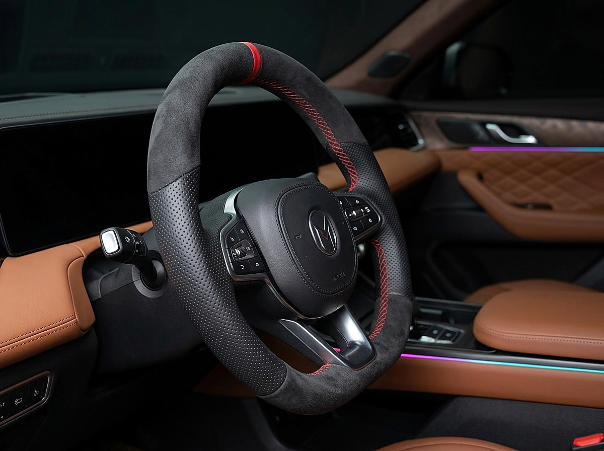 Vô lăng khâu da lộn Alcantara xám đen kèm vạch đỏ 12 giờ thể thao